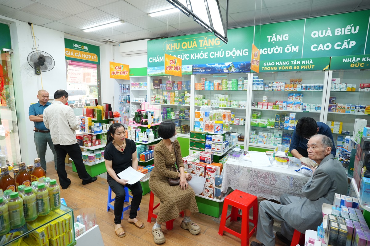 Hệ thống nhà thuốc HKCARE tổ chức các chương trình thăm khám sức khỏe miễn phí, thể hiện cam kết vì sức khỏe cộng đồng.